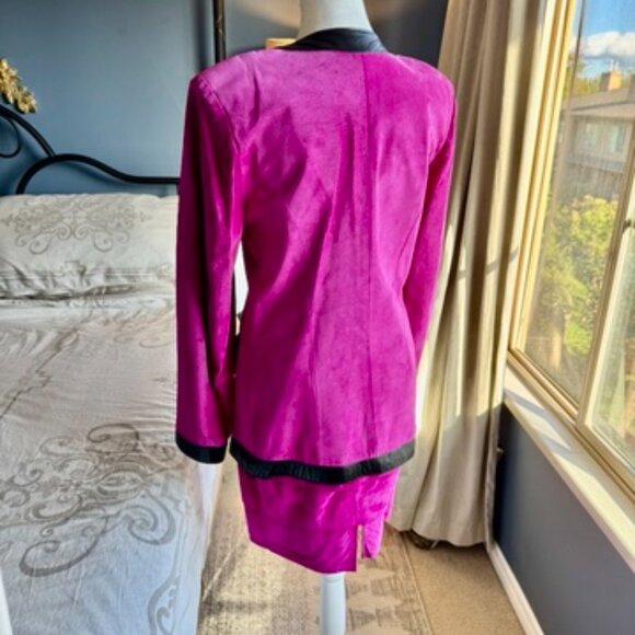 Danier Vintage 80s/90s Fuchsia Pink and Black Suede Leather Blazer and Skirt Set - Picture 6 of 16